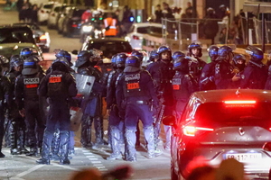 Francja/ MSW: bilans nocnych rozruchów: 45 rannych policjantów; 577 spalonych aut