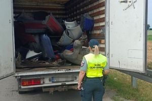 Samochód ciężarowy zatrzymany na DK nr 22. Kierowca przewoził nielegalne odpady. Co za to grozi?