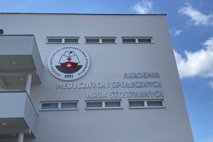 Władze Akademii Medycznych i Społecznych Nauk Stosowanych w Elblągu podsumowały pierwszy rok akademicki z kierunkiem lekarskim. W planach budowa prosektorium