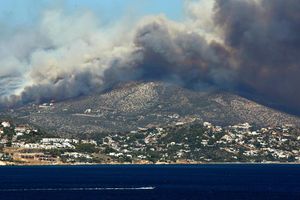 Grecja/ Pożary lasów w okolicach Aten, ewakuowano nadmorskie miejscowości