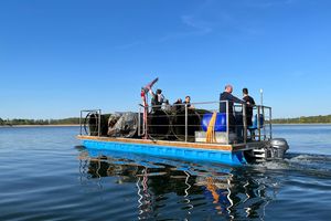 Na Jeziorze Skarlińskim umieszczono kosze z substancją absorbującą