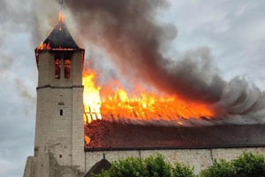 Pożar XII-wiecznego kościoła we Francji! W świątyni ochrzczony został francuski filozof Kartezjusz. 