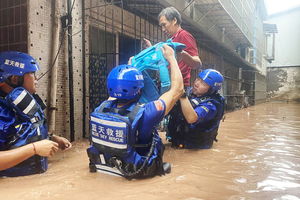 Chiny/ W Pekinie dwie osoby zginęły w wyniku ulewnych deszczy; wprowadzono stan najwyższej gotowości