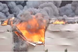 Pożar nowo wybudowanej hali magazynowej z plastikiem. Kłęby dymu widać z kilkunastu kilometrów