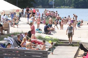 Odwołano zakaz kąpieli w jeziorze Ukiel. Pojawiły się białe flagi na kąpieliskach w Olsztynie 