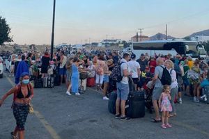 Polacy od doby koczują na lotnisku w Rodos, nie wiedzą, kiedy wrócą