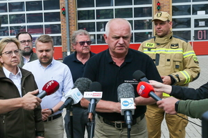 Wojewoda Lubuski: Pożar hali w Zielonej Górze jest opanowany. Wskaźnik z urządzeń pokazują, że zdrowie i życie mieszkańców nie jest zagrożone 