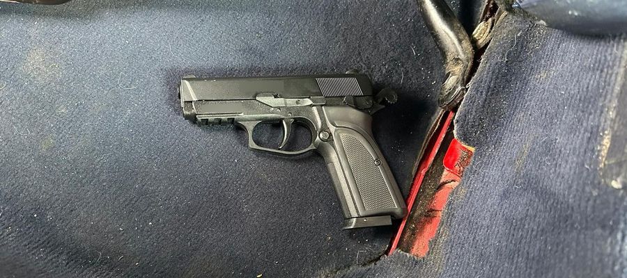 W samochodzie 21-latka policjanci znaleźli broń gazową, noże oraz narkotyki
