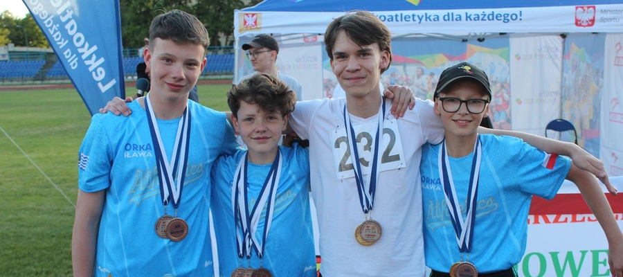 Biegacze-medaliści z Orka Iława Athletics. Od lewej: Jędrzej Fiereck, Hubert Kuźniewski, Karol Kopański, Szymon Krupski,