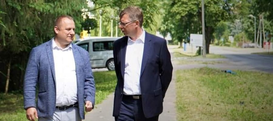 Marcin Paliński - starosta nidzicki i Artur Chojecki - wojewoda warmińsko-mazurski dyskutują o rozpoczętej inwestycji