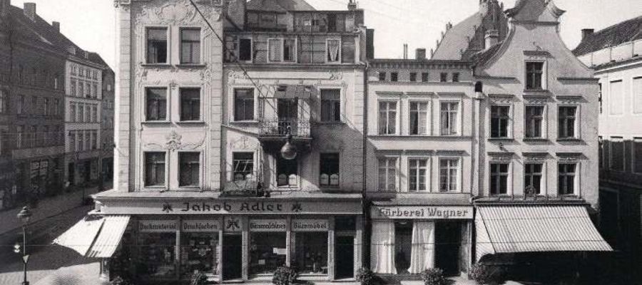 Atelier w Elblągu fotografa Oskara Goetze na Starym Rynku 9a ze szklaną altaną na najwyższym piętrze