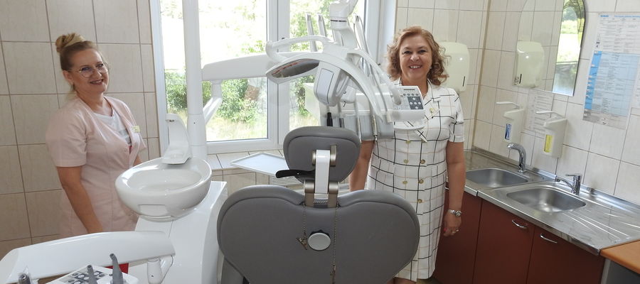 Grażyna Mierzyńska (z prawej) w gabinecie stomatologicznym ośrodka