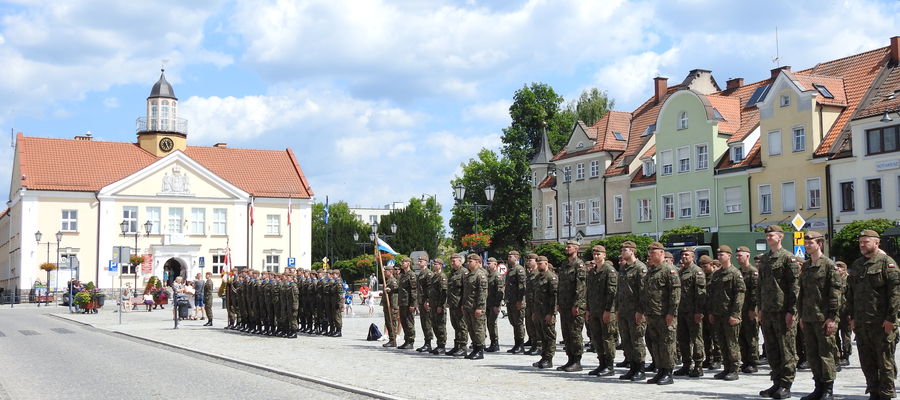 Uroczysty apel w związku z nadaniem imienia patrona dla 45 Batalionu Lekkiej Piechoty w Olsztynie