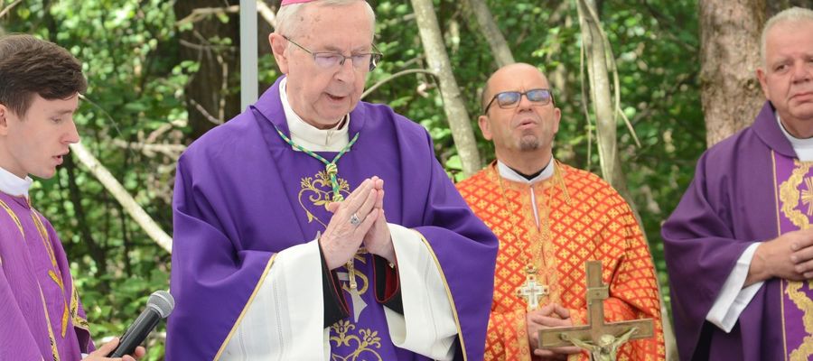 Przewodniczący Konferencji Episkopatu Polski abp Stanisław Gądecki podczas mszy św. w Parośli. Obok ks. mitrat Stefan Batruch, prezes Fundacji Kultury Duchowej Pogranicza i proboszcz parafii greckokatolickiej w Lublinie.