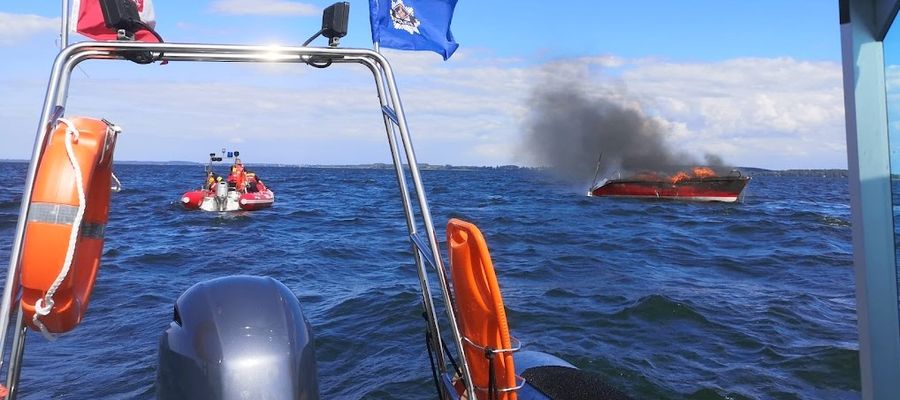 Wczoraj (niedziela, 2 lipca) na jeziorze Śniardwy zapaliła się łódź żaglowa