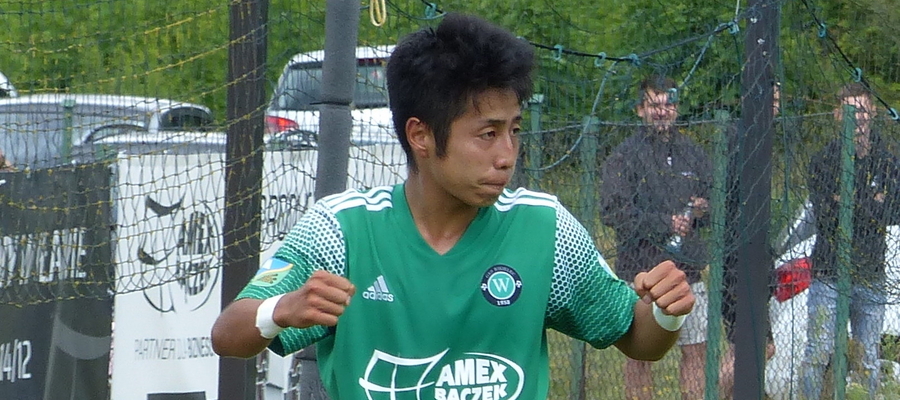 Japończyk Arai Kentaro, król strzelców forBET IV ligi w sezonie 2022/23 w barwach GKS-u Wikielec, przebywa obecnie na testach w II-ligowym KKS-ie Kalisz