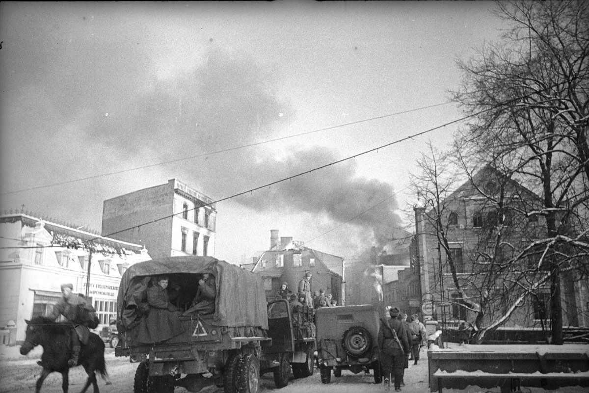 Armia sowiecka zajmuje Olsztyn 1945 r.