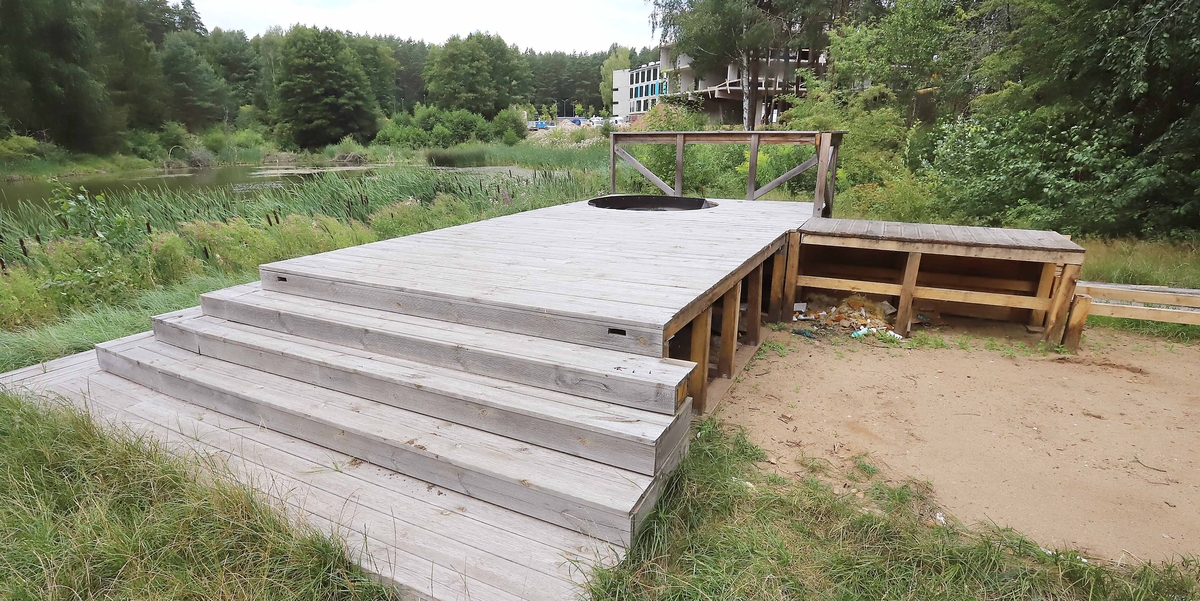 Pozostałości po campingu nad jeziorem Ukiel