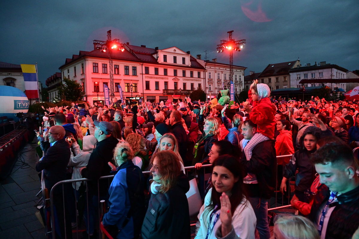 Publiczność podczas koncertu poświęconego pamięci Jana Pawła II, 6 bm. na Rynku w Wadowicach. 