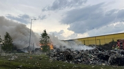 Kłęby dymu nad Siedliskami k. Ełku - pożar wysypiska śmieci