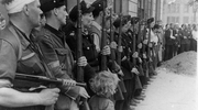 Żołnierze Batalionu „Kiliński” sfotografowani podczas powstańczego pogrzebu na ul. Zgoda