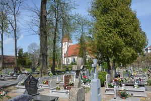 Dewastacja cmentarza w Baniach Mazurskich