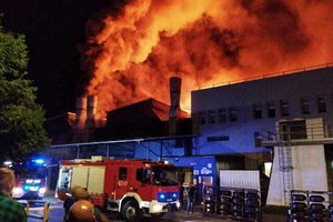 Dębica/ Śledczy wyjaśniają przyczyny nocnego pożaru w firmie oponiarskiej; straty liczone w milionach