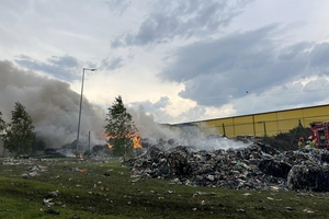 Kłęby dymu nad Siedliskami k. Ełku - pożar wysypiska śmieci