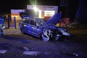 Nocny wypadek we Fromborku. Kierowca trafił do szpitala [ZDJĘCIA]