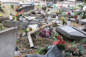 Zdemolowali groby na cmentarzu w miejscowości Banie Mazurskie. Czyje to dzieło?