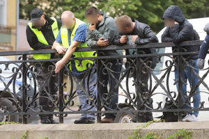 Dochodzenie w sprawie zrzucenia mężczyzny z mostu Jana w Olsztynie. Policjanci i prokurator przeprowadzili wizję lokalną [ZDJĘCIA]