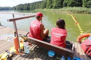 W jeziorze Skanda w Olsztynie pływał kompletnie pijany mężczyzna. Po awanturach trafił do policyjnego aresztu 