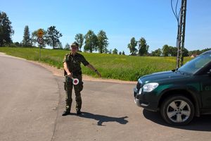 Pogranicznicy z Węgorzewa zatrzymali kierowcę bez dokumentów i poszukiwanego przez sąd pasażera 