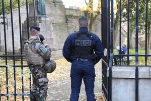 Tragiczny finał sąsiedzkiej awantury we Francji. Żandarm zastrzelił mężczyznę, który zaatakował go samurajskim mieczem