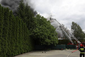 Strażacy nadal dogaszają pożar hali w Sulejówku.