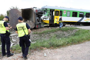  Po zderzeniu ciężarówki z szynobusem na przejeździe pod Płońskiem 7 osób trafiło do szpitala 