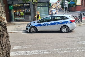 Ełk: wypadek w centrum miasta - radiowóz zderzył się z BMW