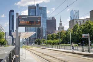 Sto nowych wyświetlaczy na przystankach tramwajowych – jest umowa