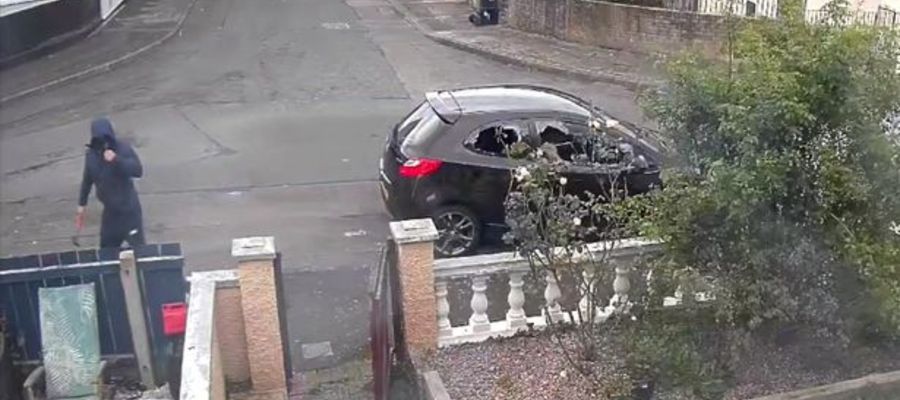 Nagranie z monitoringu trzech zamaskowanych mężczyzn, którzy wybili szyby w domu i samochodzie polskiej pary w Newtownabbey
