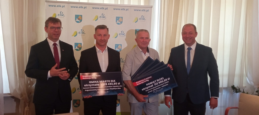 wręczenie promes na remonty dróg w Ełku i powiecie ełckim; UM w Ełku; 26 VII 23 r.; od lewej stoją: wojewoda Chojecki, prezydent Andrukiewicz, starosta Chojnowski, poseł Kossakowski