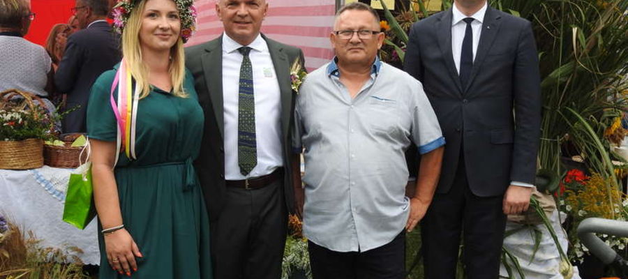 Od lewej: Magdalena Romańska - starościna dożynek, Jacek Kosmala - burmistrz Nidzicy, Dariusz Gólnik - radny Rady Miejskiej w Nidzicy, Tomasz Bieńkowski - starosta dożynek