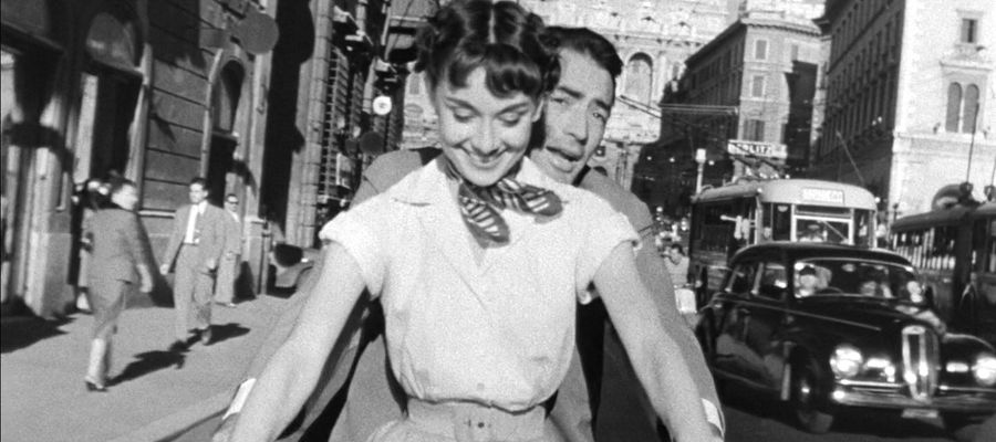 Hepburn i Peck w scenie jazdy skuterem marki Piaggio Vespa