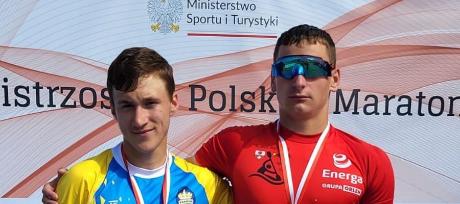 Mikołaj Kot (z prawej) okazał się najlepszy w konkurencji K1 22,2 km (junior) i stanął na najwyższym stopniu podium