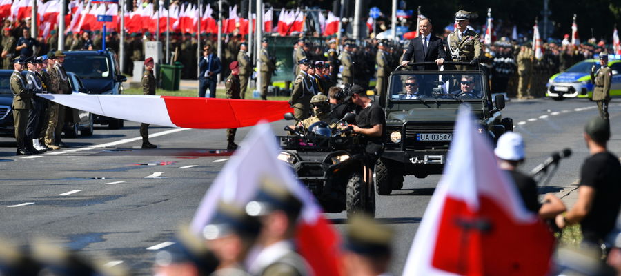 defilada wojskowa pod hasłem "Silna Biało-czerwona".