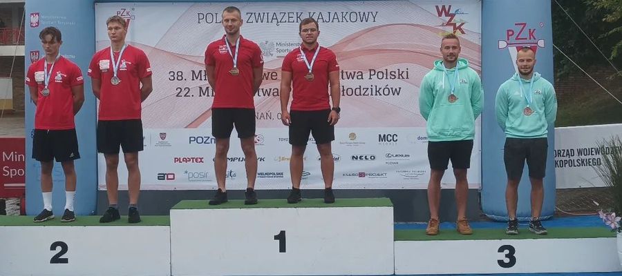 Bartosz Grabowski i Antoni Łapczyński (OKSW Olsztyn) na trzecim stopniu podium 