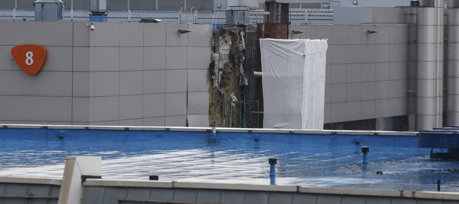 Uszkodzona  część budynku centrum wystawienniczego Expocentre  w Moskwie,po ataku drona