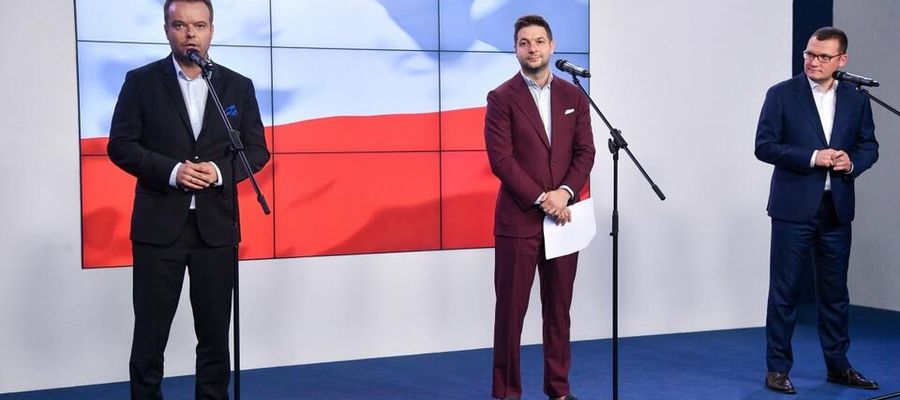 Rzecznik PiS Rafał Bochenek (L), europoseł Patryk Jaki (C) oraz wiceminister spraw wewnętrznych i administracji Paweł Szefernaker (P) podczas konferencji prasowej w siedzibie PiS w Warszawie. 