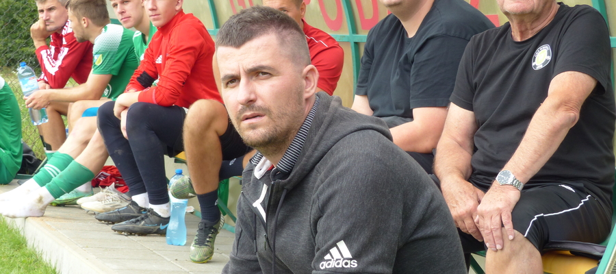 Na pierwszym planie Damian Jarzembowski (trener GKS Wikielec), tu w trakcie domowego meczu z Huraganem Morąg w sezonie 2022/23 w IV lidze