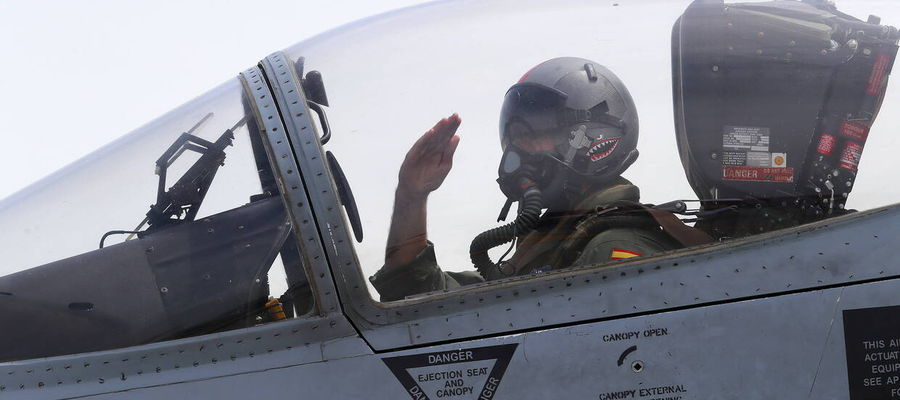 Pilot za sterami myśliwca F-16