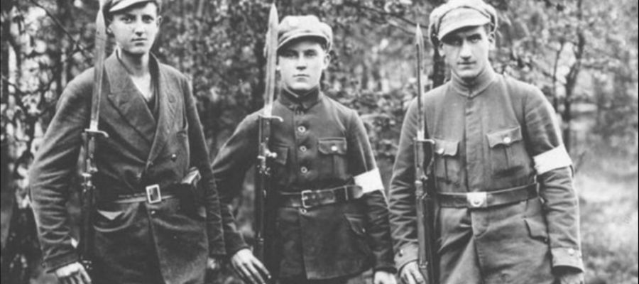 Grupa powstańców śląskich uzbrojonych w karabiny Mauser Gew98 z bagnetami (1919-1921).